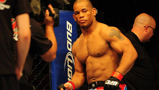 Hector Lombard отива в полусредната, където го чака Nate Marquardt