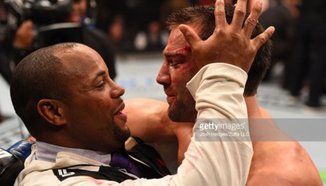 Защо Daniel Cormier не спомена Luke Rockhold след победата?