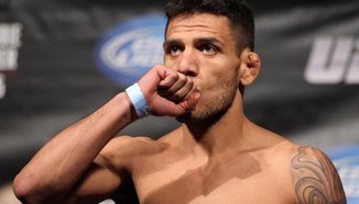 Rafael dos Anjos тренира в стил Роки Балбоа