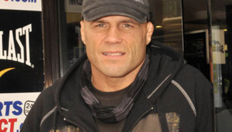 Randy Couture ще хвърля първи топката в беизболен мач 