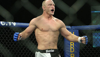 UFC ветерана Brock Larson срещу Tarec Saffiedine в Shark Fights 13
