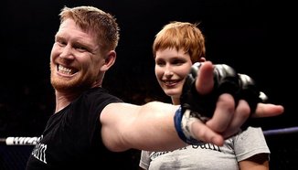 Sam Alvey с интересна прическа преди битката в Утика