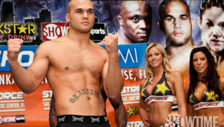 Robbie Lawler преподписа със Strikeforce