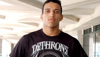 Charles Oliveira подписа за още четири двубоя с UFC