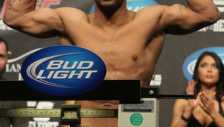 Miguel Torres срещу Demetrious Johnson в UFC 130