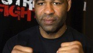 Бивш хокеист записа победа при дебюта си в MMA