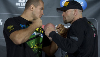 Кратко обзорно видео от двубоя 'Carwin vs. dos Santos'