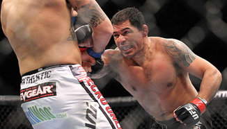 Rodrigo Nogueira срещу Frank Mir в UFC 140