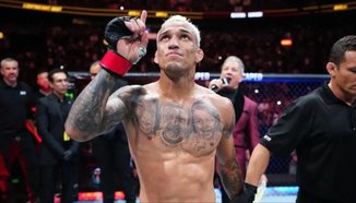 Чарлз Оливейра готов да премине в полусредна категория след загубата в UFC 300