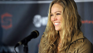 Ronda Rousey срещу Sarah Kaufman през август